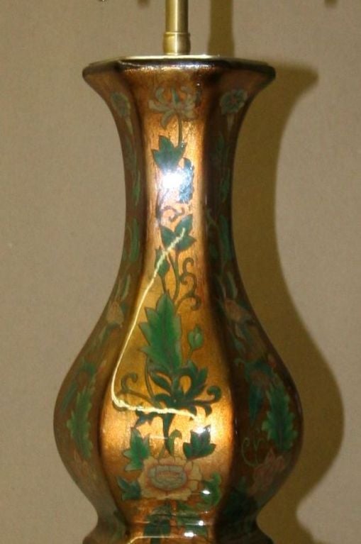 Ein Paar Eglomise-Vasen mit Lampenapplikation.