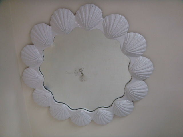 American Round Resin Clam Shell Mirror