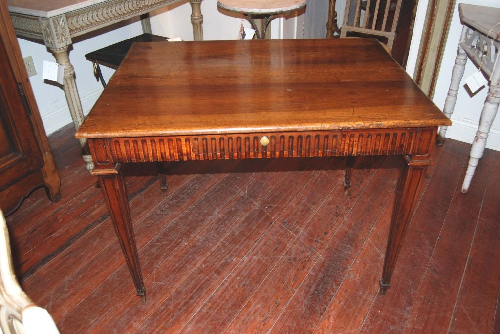 Noyer Table à écrire en noyer du XIXe siècle en vente