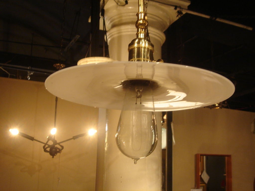 Américain Luminaire suspendu en laiton avec abat-jour disque en verre laiteux antique en vente