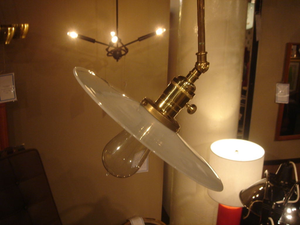 XX secolo Apparecchio a sospensione in ottone con paralume a disco in vetro lattimo antico in vendita