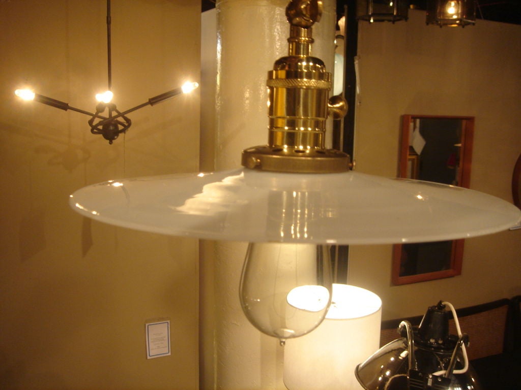 Luminaire suspendu en laiton avec abat-jour disque en verre laiteux antique Excellent état - En vente à New York, NY