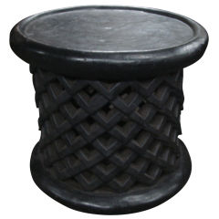Tabouret tambour africain ébénisé "ZigZag" du Cameroun 19 po. (L) x 17 po. (H)