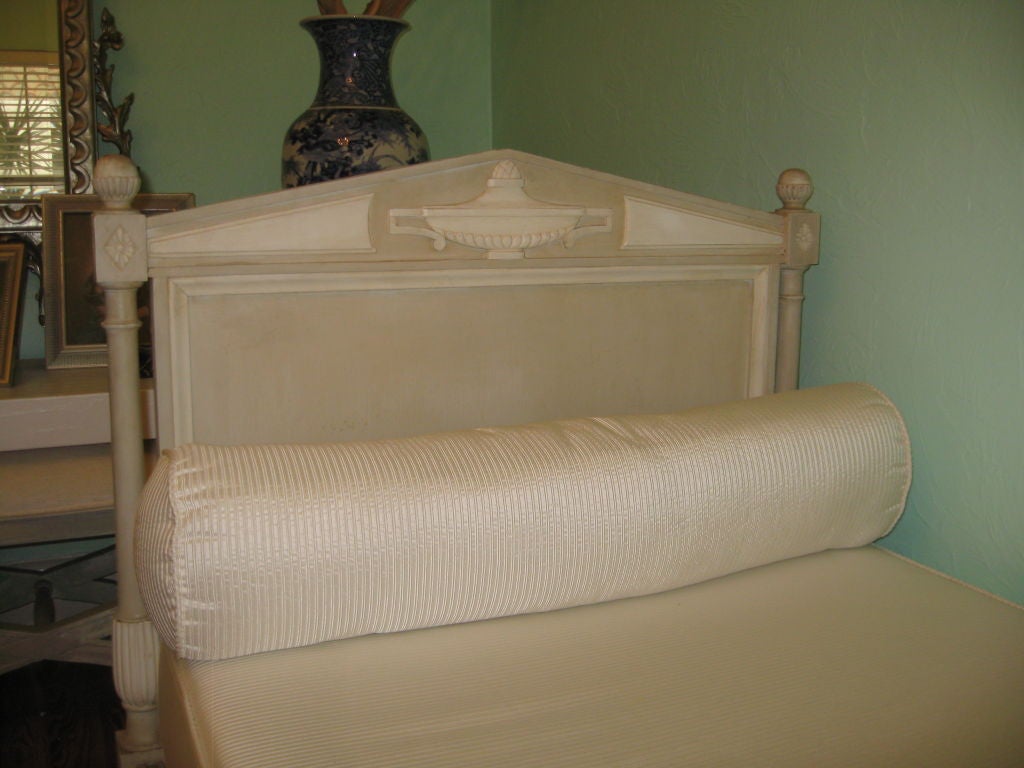 NEOCLASSICAL FRENCH DAYBED In Good Condition In West Palm Beach, FL