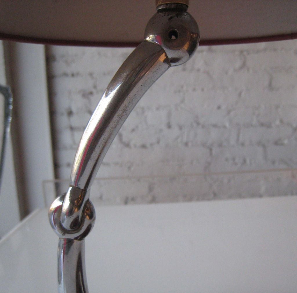 Französische neoklassische Leder-Schreibtisch- oder Tischlampe von Hermès aus der Mitte des Jahrhunderts im Zustand „Gut“ im Angebot in New York, NY
