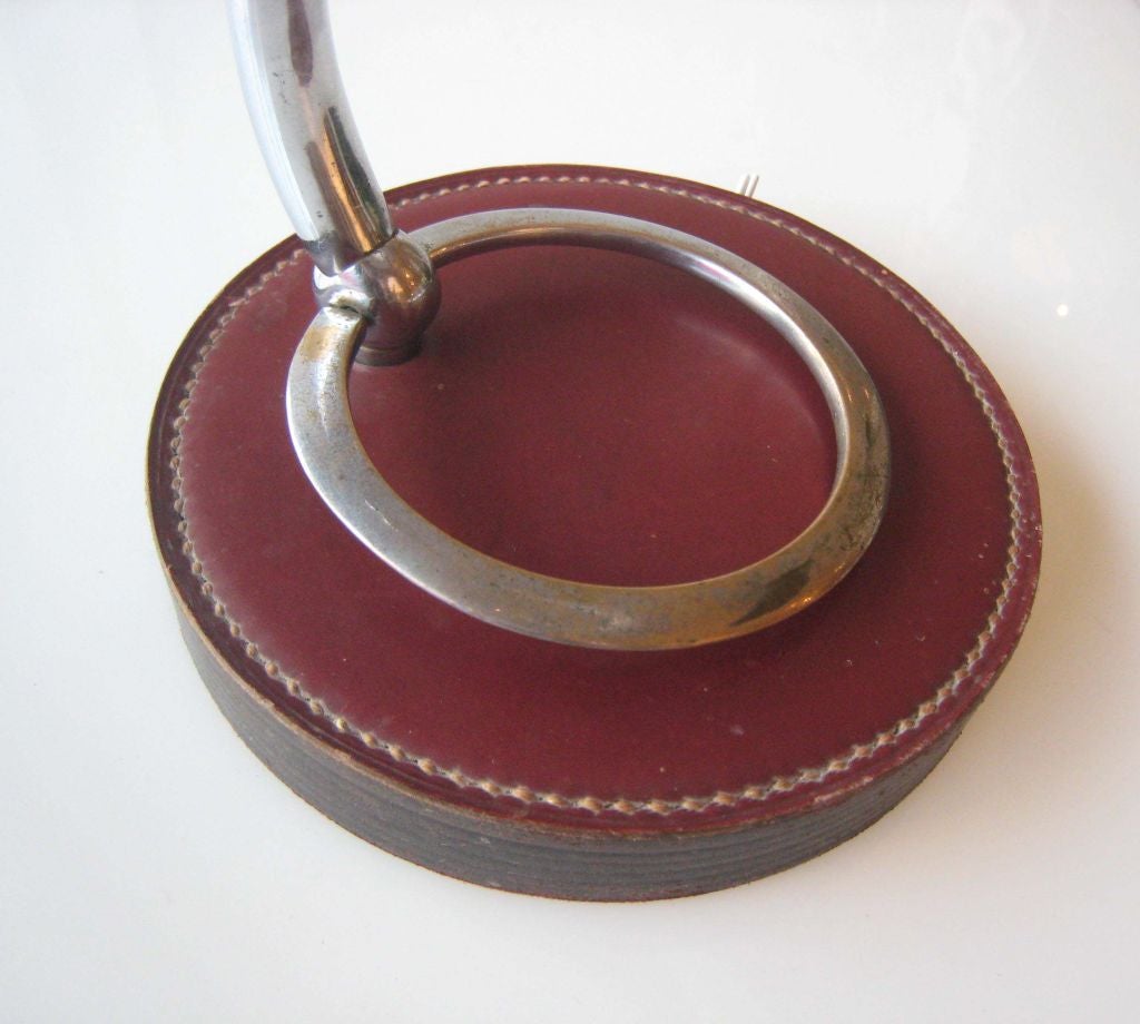 Französische neoklassische Leder-Schreibtisch- oder Tischlampe von Hermès aus der Mitte des Jahrhunderts (Mitte des 20. Jahrhunderts) im Angebot