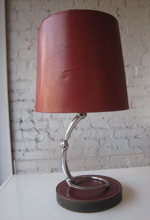 Französische Tisch- oder Schreibtischlampe von Hermès aus der Mitte des Jahrhunderts mit handgenähtem, kastanienbraunem Ledersockel und passendem Lampenschirm. Sockel und Schirm sind durch einen eingekerbten Stiel und einen einzigartigen,