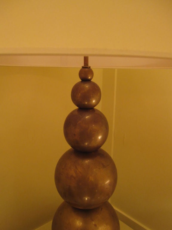 Mid-Century Modern Quatre lampes à boules empilées en laiton massif vendues en vente