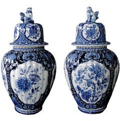 Paire robuste de pots à gingembre couverts en faïence de Delft hollandaise bleue & blanche