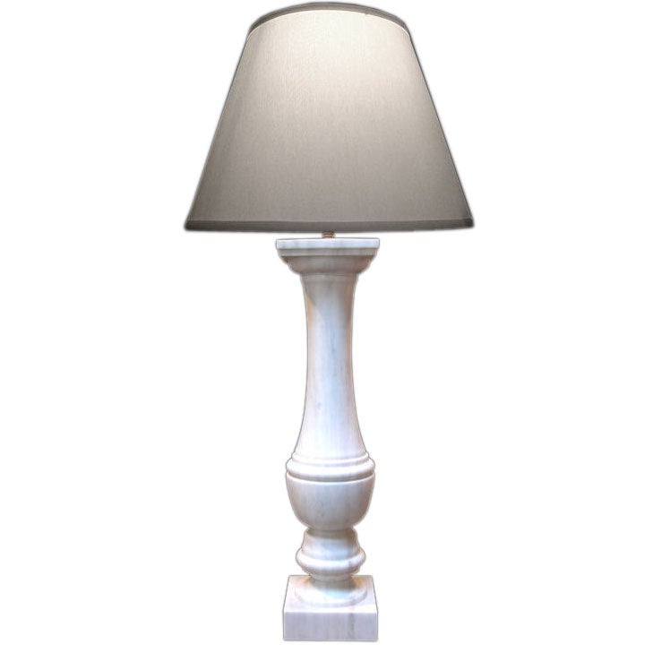 Le balustre en marbre blanc italien élégant et translucide est devenu une lampe