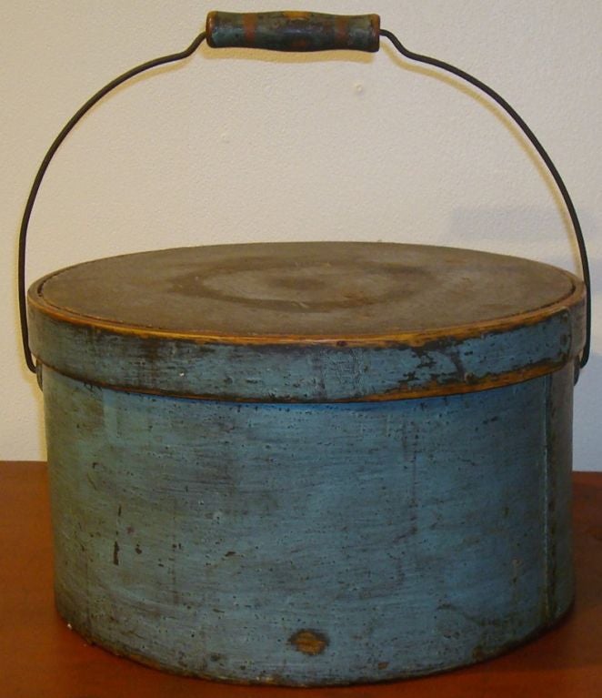 19THC ORIGINAL BLUE PAINTED PANTRY BOX W/LID AND BAIL HANDLE.WONDERFUL OLD PATINA AND CONDITION.THIS BOX IS FROM NEW ENGLAND AND COMES FROM A PRIVATE COLLECTION.