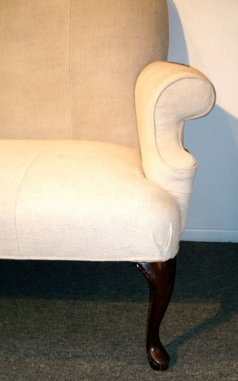 19THC SETTEE IN A WONDERFUL FORM WITH QUEEN ANNE LEGS AND GREAT CONDITION. THE SETTEE IS UPHOLSTERED IN 19THC HOMESPUN LINEN AND IS VERY COMFORTABLE. THIS IS A GREAT LOOK FOR ANY DECOR. THE HOMESPUN LINEN IS FROM FRANCE.