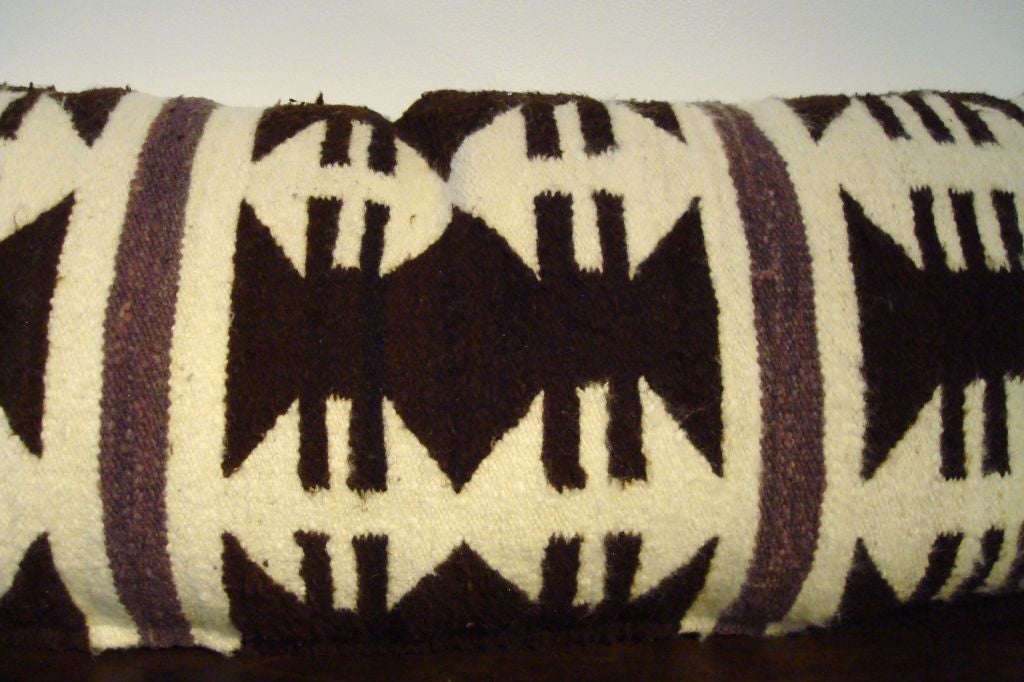 NAVAJO WEAVING PILLOW. OFF WHITE AND BROWN. BACKING IS A NATURAL HOMESPUN. PILLOW HAS A ZIPPER, WITH DOWN AND FEATHER INSERT.