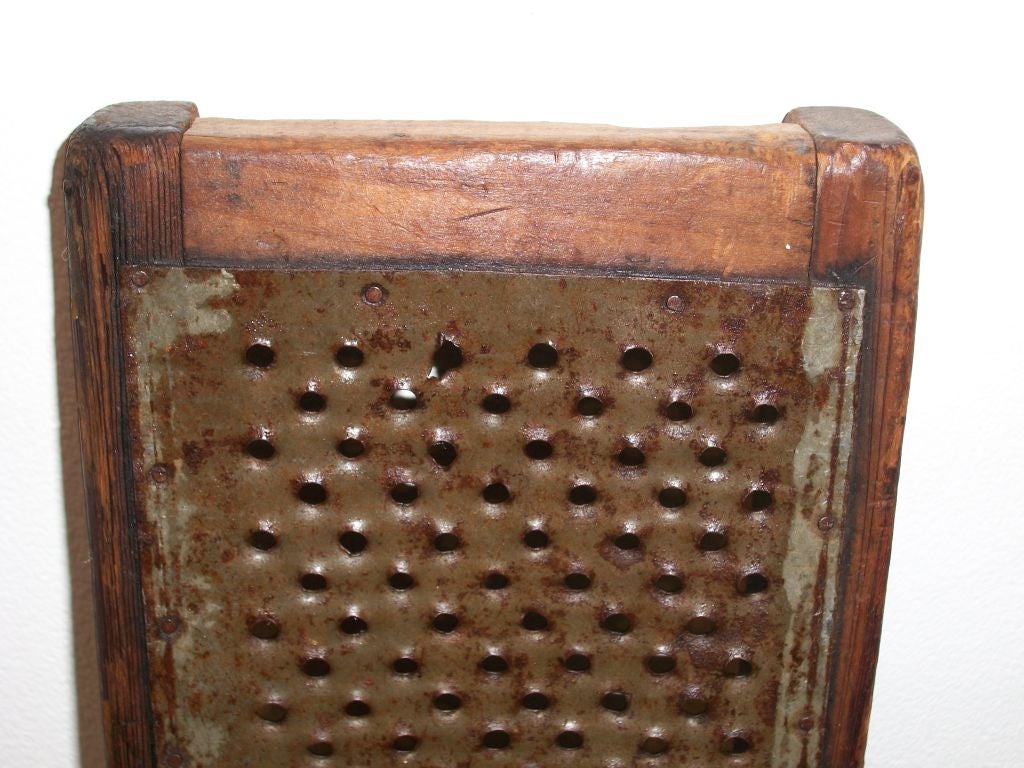 19THC HANDMADE TIN AND PINE CHEESE GRATER FROM NEW ENGLAND. GREAT CONDITION.