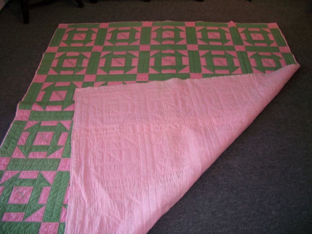 Dated 1929 Friendship Quilt/Hole in the Barn Door Pattern In Good Condition In Los Angeles, CA