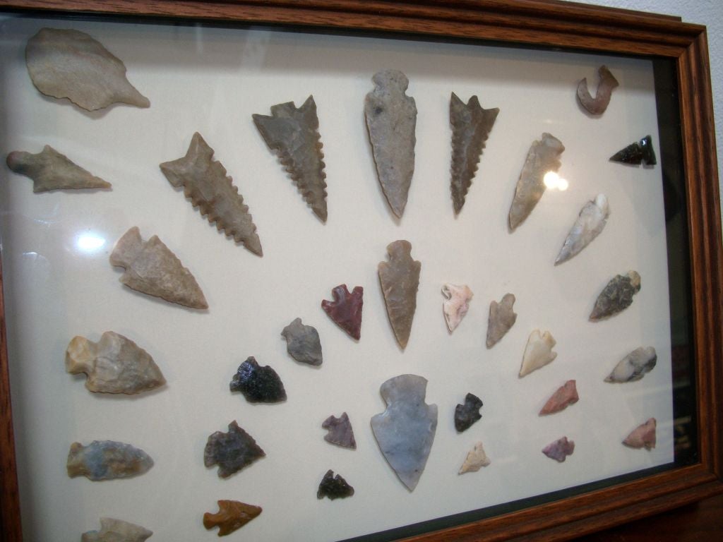 FANTASTIC COLLECTION 19THC AMERICAN INDIAN ARROWHEADS IN FRAME 2