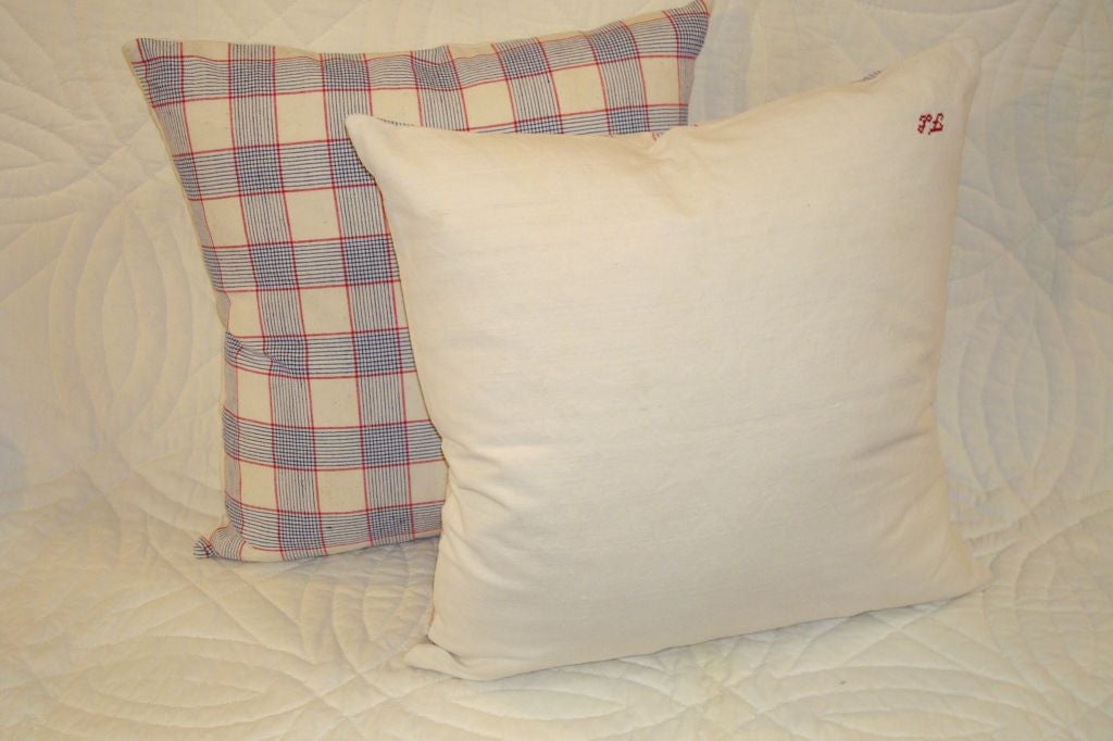 19TH C. LINEN PLAID PILLOWS IN  RED, WHITE, AND BLUE. In Good Condition In Los Angeles, CA