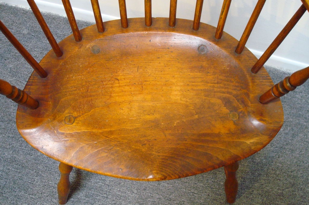 18TH C. SACK BACK NEW ENGLAND WINDSOR ARM CHAIR WITH GREAT CUT OUTS ON THE ARMS. GREAT CONDITION. THE HEIGHT IS GOOD AND THE CHAIR IS VERY COMFORTABLE. THE NATURAL PATINA IS VERY NICE AND SPINDLES ARE VISABLE THROUGHOUT. THE LEGS ARE TURNED WITH