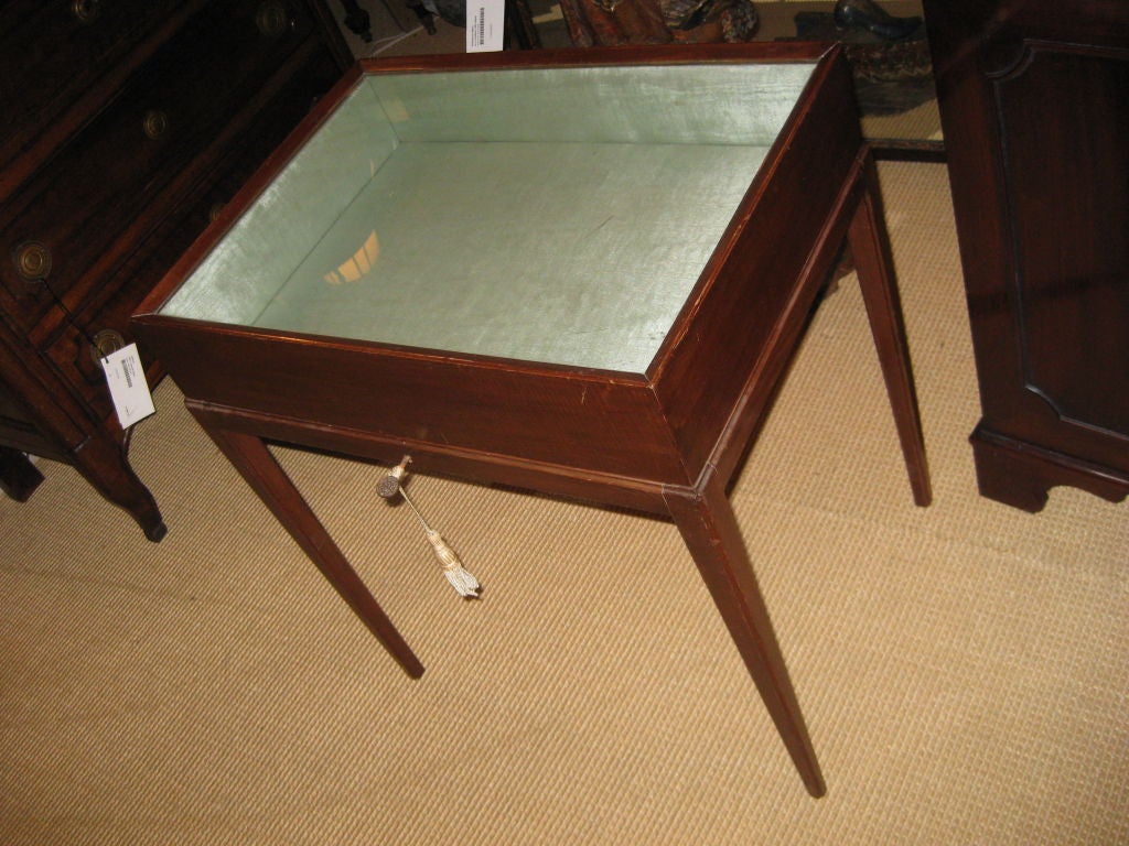 Lift Top Vitrine Table