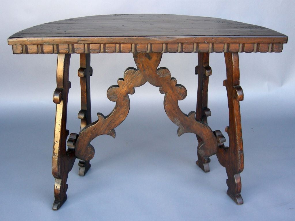 Colonial espagnol Table Demi Lune en bois sur mesure avec base en forme de jambe en forme de lyre et moulage dentaire par Dos Gallos en vente
