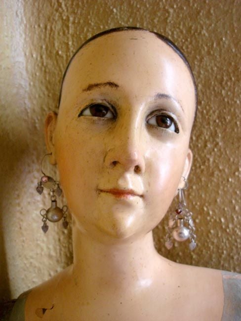 18th c. tall articulated virgin. Beautiful face with glass eyes. Original polychrome
FOR OUR COMPLETE INVENTORY PLEASE GO TO www.dosgallos.com
