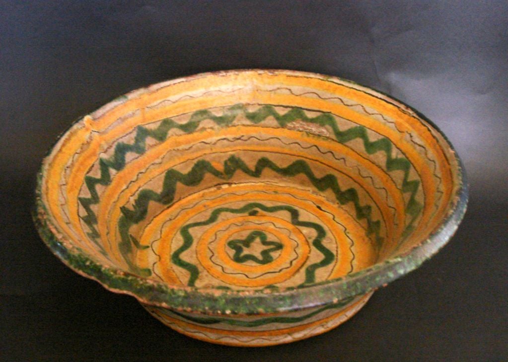 18-19.  Baptismalschale aus Majolika-Keramik des Jahrhunderts (Spanisch Kolonial) im Angebot
