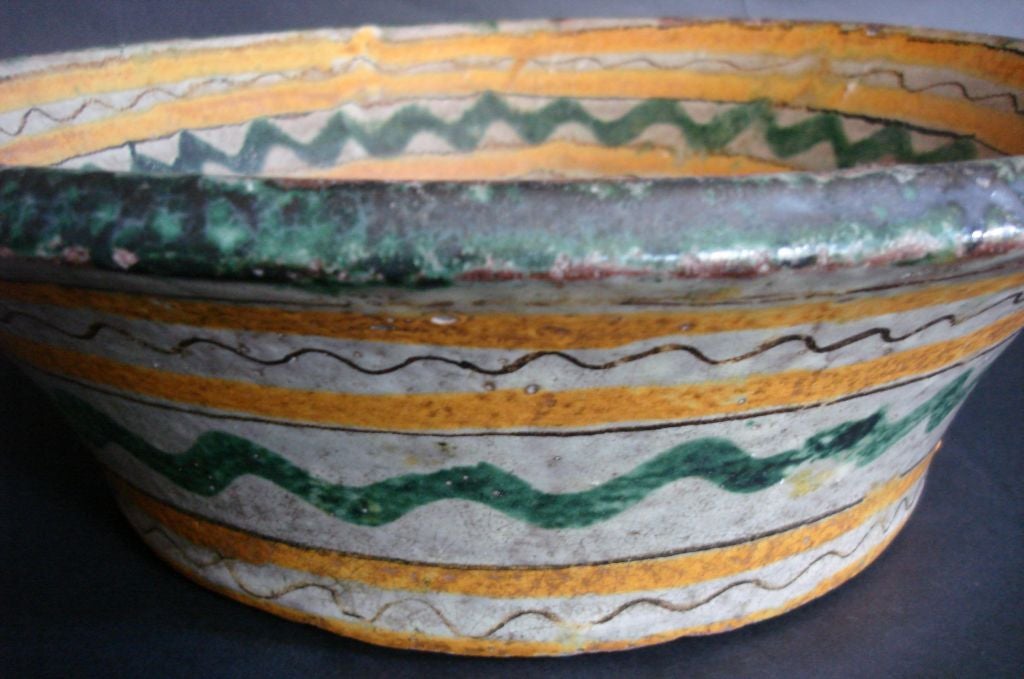 18-19.  Baptismalschale aus Majolika-Keramik des Jahrhunderts (Glasiert) im Angebot