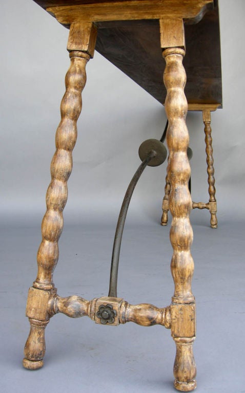 Dos Gallos, maßgefertigte Konsole mit Bobbin-Beinen aus Holz mit Eisenstütze (amerikanisch) im Angebot