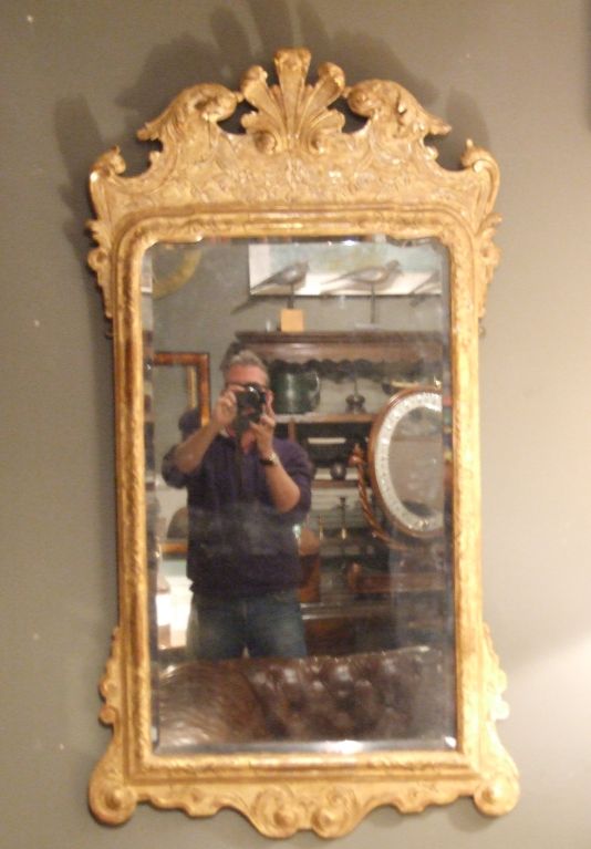 Hervorragender Spiegel aus vergoldetem Holz und Gesso aus der Zeit von Georg I. (Frühes 18. Jahrhundert) im Angebot