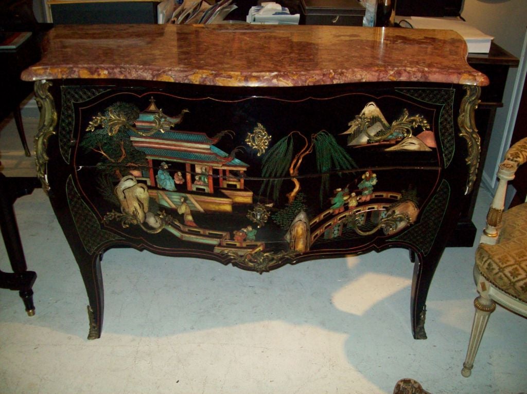 Commode de style Louis XV à plateau en marbre de Coromandel laqué