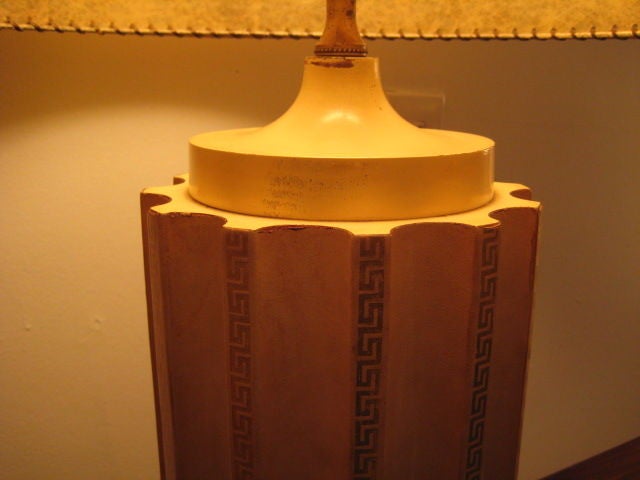 Une paire de lampes inhabituelles, en forme de colonne festonnée, recouvertes de cuir avec un motif en relief de clé grecque. Les nuances de mica d'origine sont incluses.
