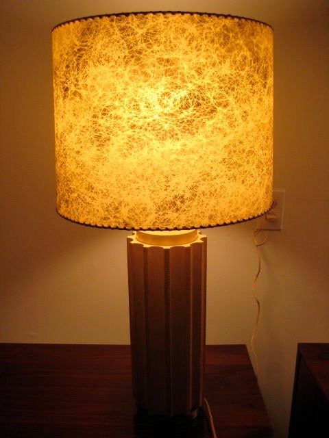 Laiton Paire de lampes recouvertes de cuir avec abat-jour d'origine en vente