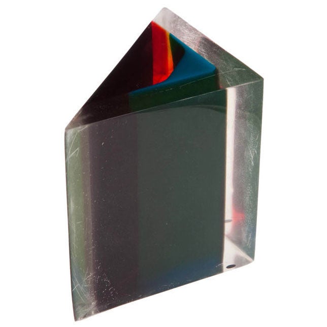 Dreieckige amerikanische Acryl-Regenbogen-Skulptur von Dennis Byng im Angebot