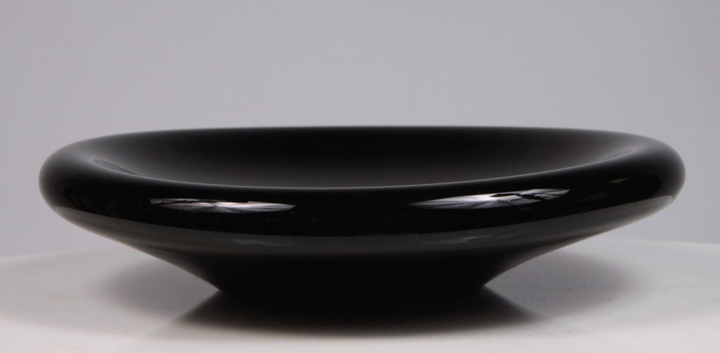 A graceful dish in sable cased glass in a svelte flattened dish form. U.S.A., circa 1980.