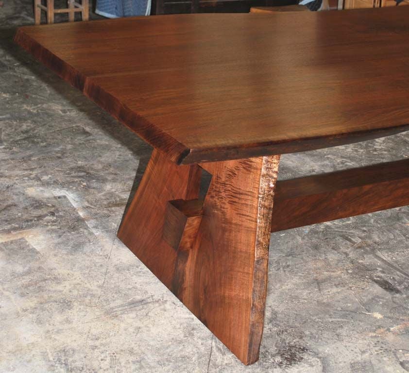 XXIe siècle et contemporain Table de salle à manger à bord vif en noyer noir en vente