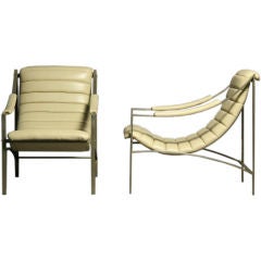 Pair of chromed steel Italian lounge chairs in cream leather