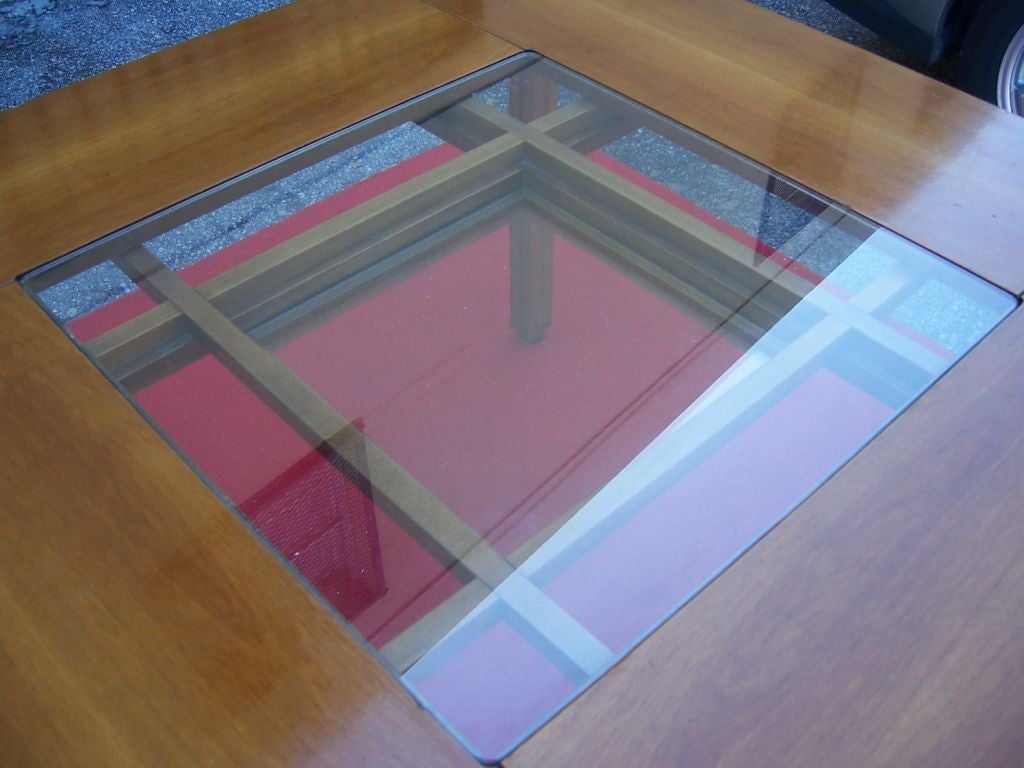 Dies ist ein unglaublich architektonischer Tisch mit einem fantastischen Gitter in der Mitte mit zwei Glasebenen; Sabots in Messing. Wird Carlo Scarpa zugeschrieben, ca. 1962. 

Dieser Artikel befindet sich derzeit in unserer Einrichtung in