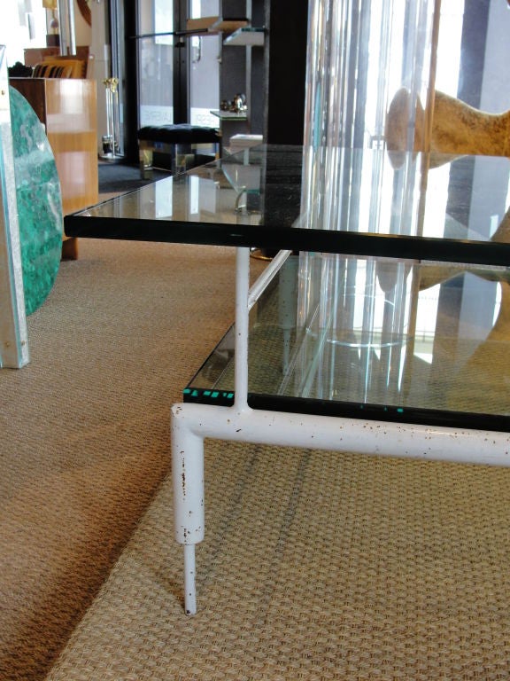 Table de cocktail moderniste française à deux niveaux avec structure en métal peint et vieilli.  Cette table de taille idéale a un aspect industriel.
