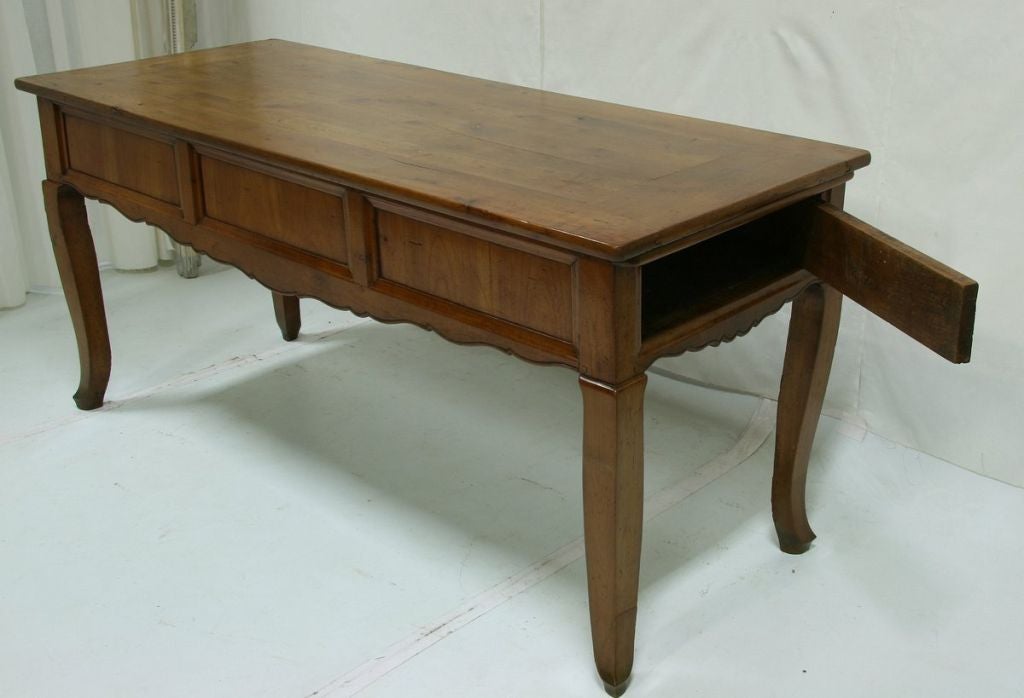 18th Century French Cabriole Leg Cherry Table In Good Condition In San Francisco, CA