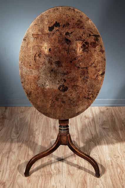 A Beautiful Small George III Oval Tilt Top Side Table in  Sun Bleached Mahogany with A Turned Pedestal and Three Scrolling Legs, Which Have Ebony and Brass Inlaid Decoration. English, Circa 1785