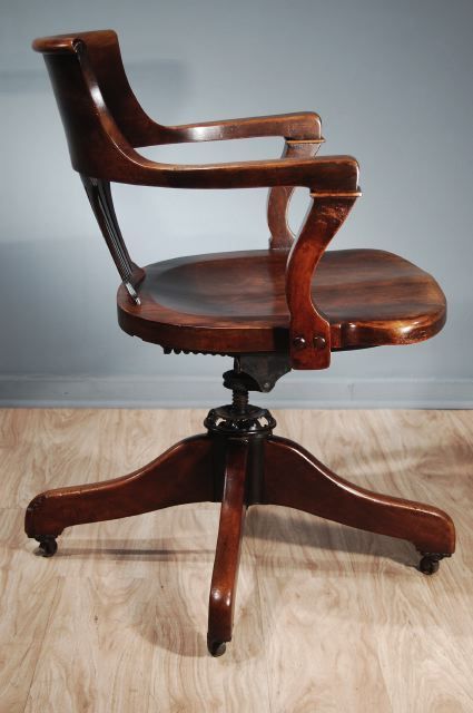 Elegant Fauteuil de Bureau In Good Condition In New York, NY