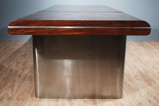 Aluminum Large Scale International Modern Style Desk For Sale