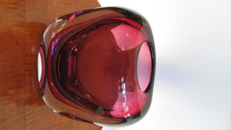 BEAUTIFUL MURANO GLASS VASE, SOMMERSO THECNIQUE, CLEAR, RUBY RED AND PURPLE. MADE IN MURANO ITALY BY VETRERIA ARTISTICA OBALL. SIGN ON BOTTOM.