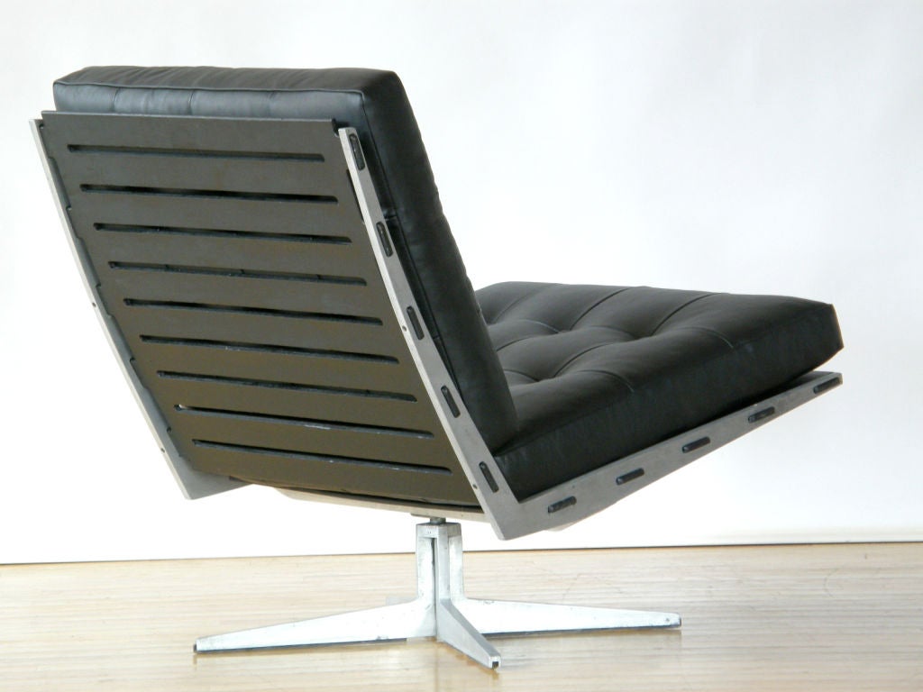 Swiveling low lounge by Paul Leidersdorff, an uncommon design from this series of furniture.