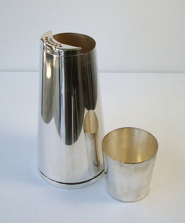 Silver plate Cocktail Shaker by Napier In Excellent Condition In Chicago, IL