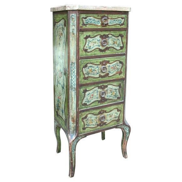 Petite commode continentale peinte à plateau en marbre en vente