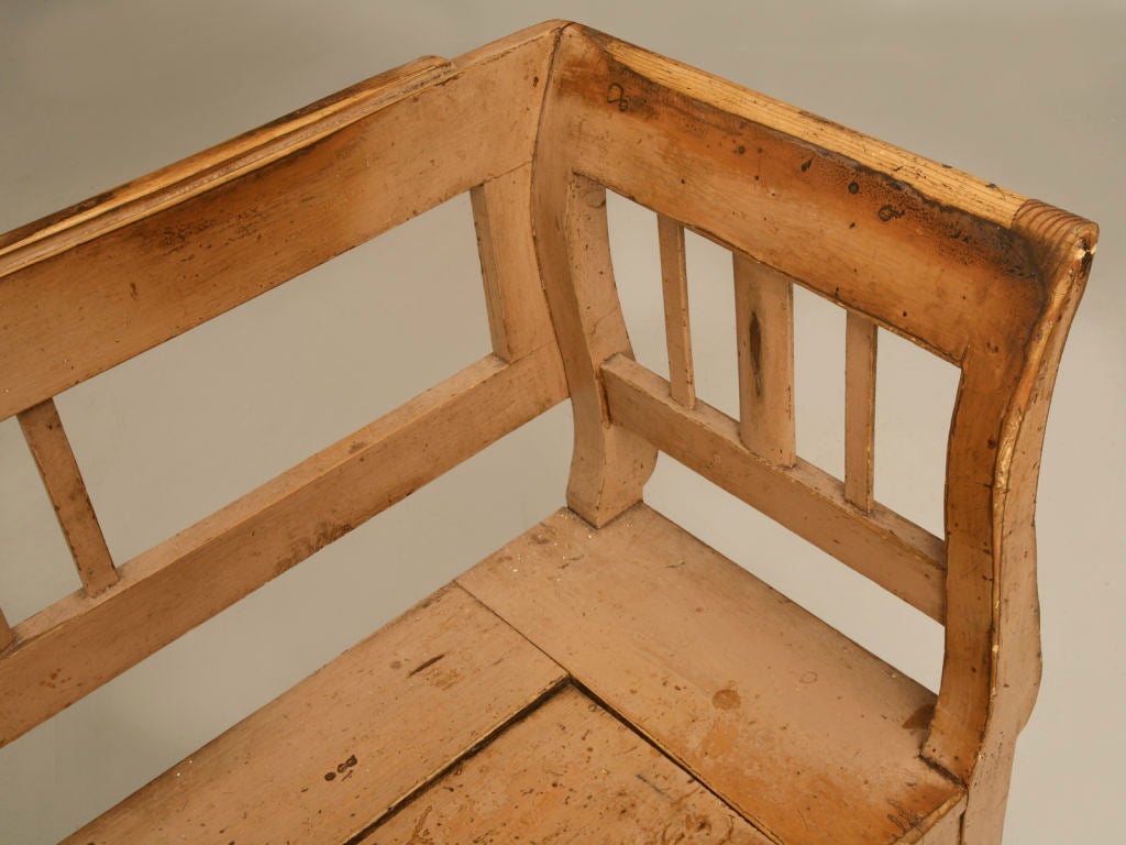 Antique Continental Box Seat Foyer Settle w/Original Paint In Good Condition In Chicago, IL