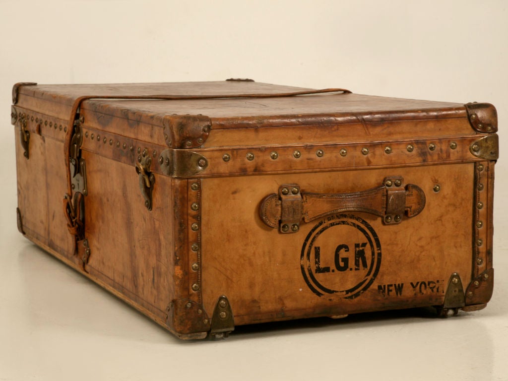Wonderful authentic vintage French Louis Vuitton vachetta leather traveling trunk. This outstanding trunk has a gorgeous patina showing years of use, it is in great condition retaining it's original interior lining with it's removable tray. Perfect