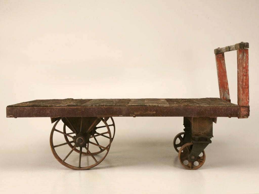 Superbe chariot de chemin de fer français ancien en bois et en fer. Utilisé à l'origine pour le transfert du fret:: des bagages et des marchandises dans les dépôts et les gares. Nous avons utilisé cette bête de somme ces dernières années dans notre