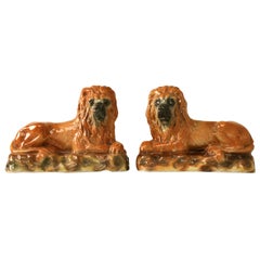 Paire d'anciens lions écossais en porcelaine Staffordshire